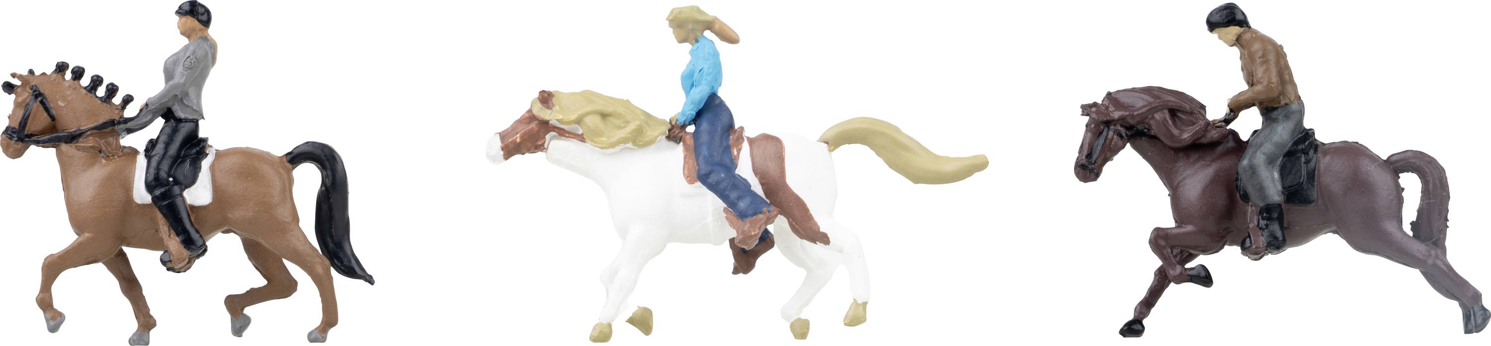 Trois cavaliers à cheval, présentés de profil : un cavalier sur un cheval brun, un cavalier de type cow-boy sur un cheval blanc, et un cavalier sur un cheval noir.