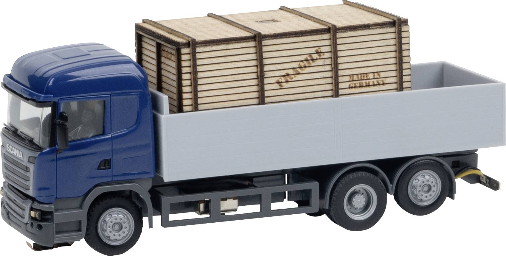 Camion benne bleu transportant des caisses en bois empilées sur son plateau de chargement