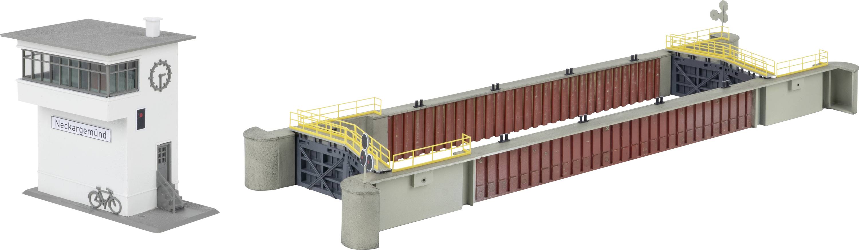 Illustration d'un bâtiment de contrôle des écluses à côté d'une longue chambre d'écluse avec des portes et des garde-corps jaunes, montrant l'infrastructure des voies navigables.