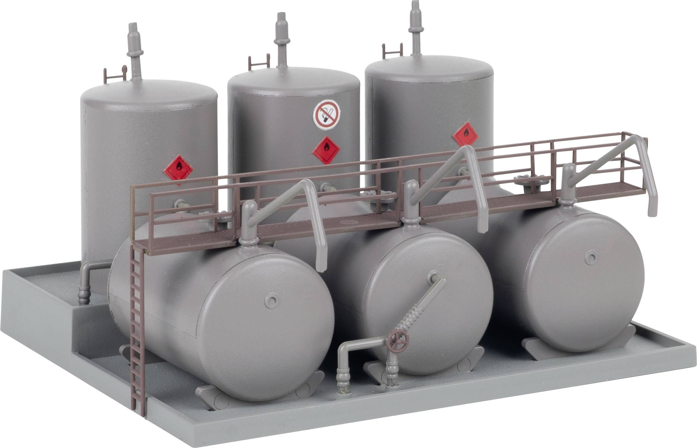 Plateforme de stockage de réservoir industriel avec six réservoirs cylindriques gris, garde-corps de sécurité, échelles et étiquettes d'avertissement de danger.