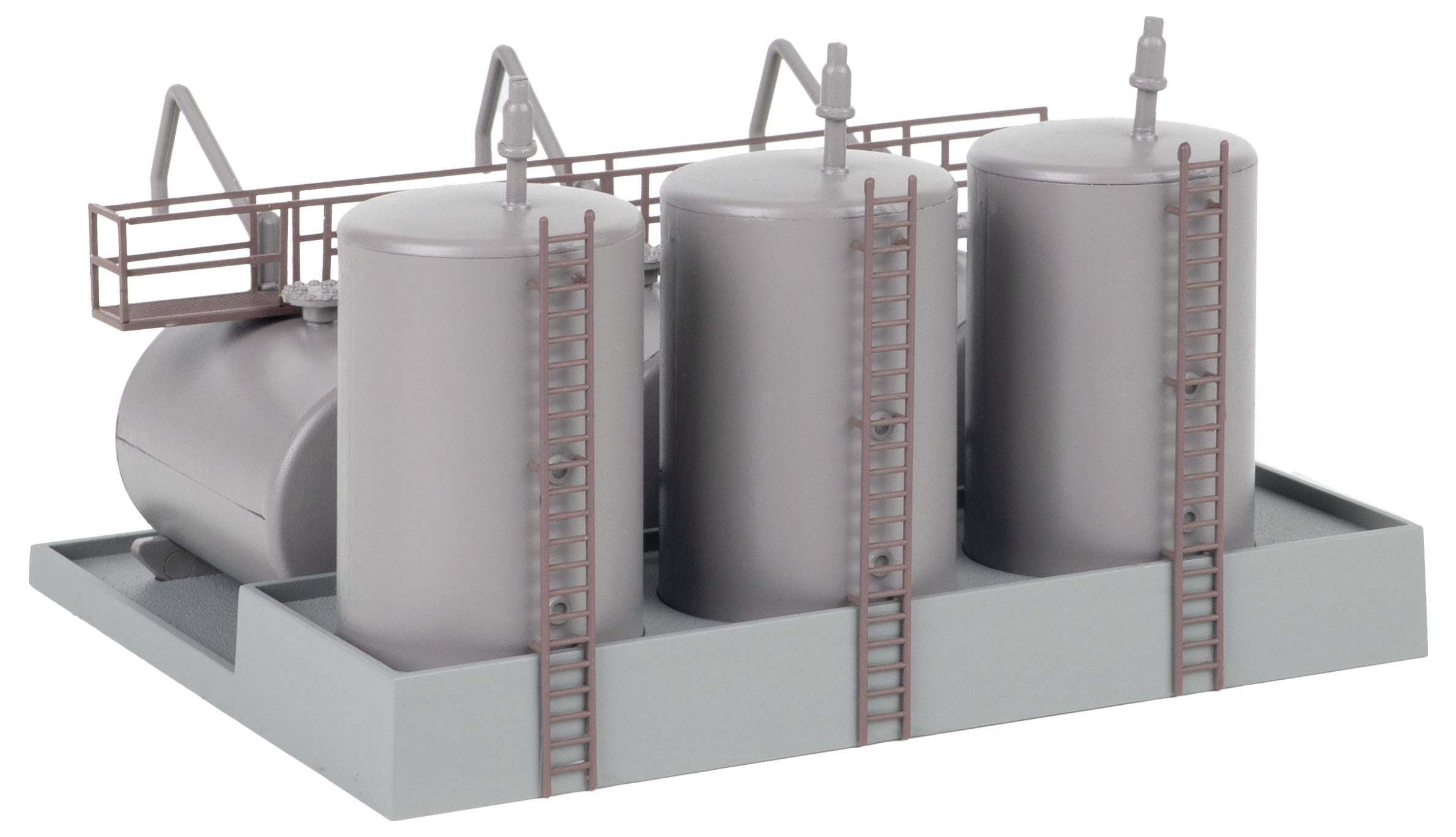 Rendu 3D d'une ferme de réservoirs industriels avec quatre grands réservoirs de stockage, des échelles, des garde-corps et des tuyauteries sur une base en béton.