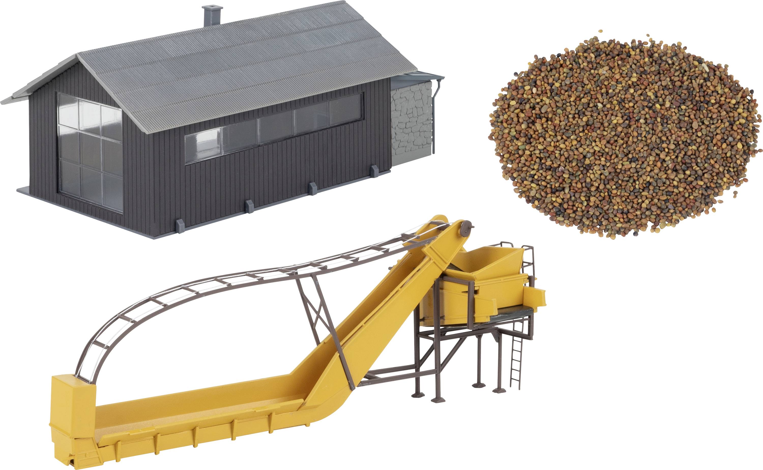 Établissement industriel avec un système de convoyeur et une grande pile de pellets de matières premières, suggérant un équipement de manutention ou de traitement des matériaux.