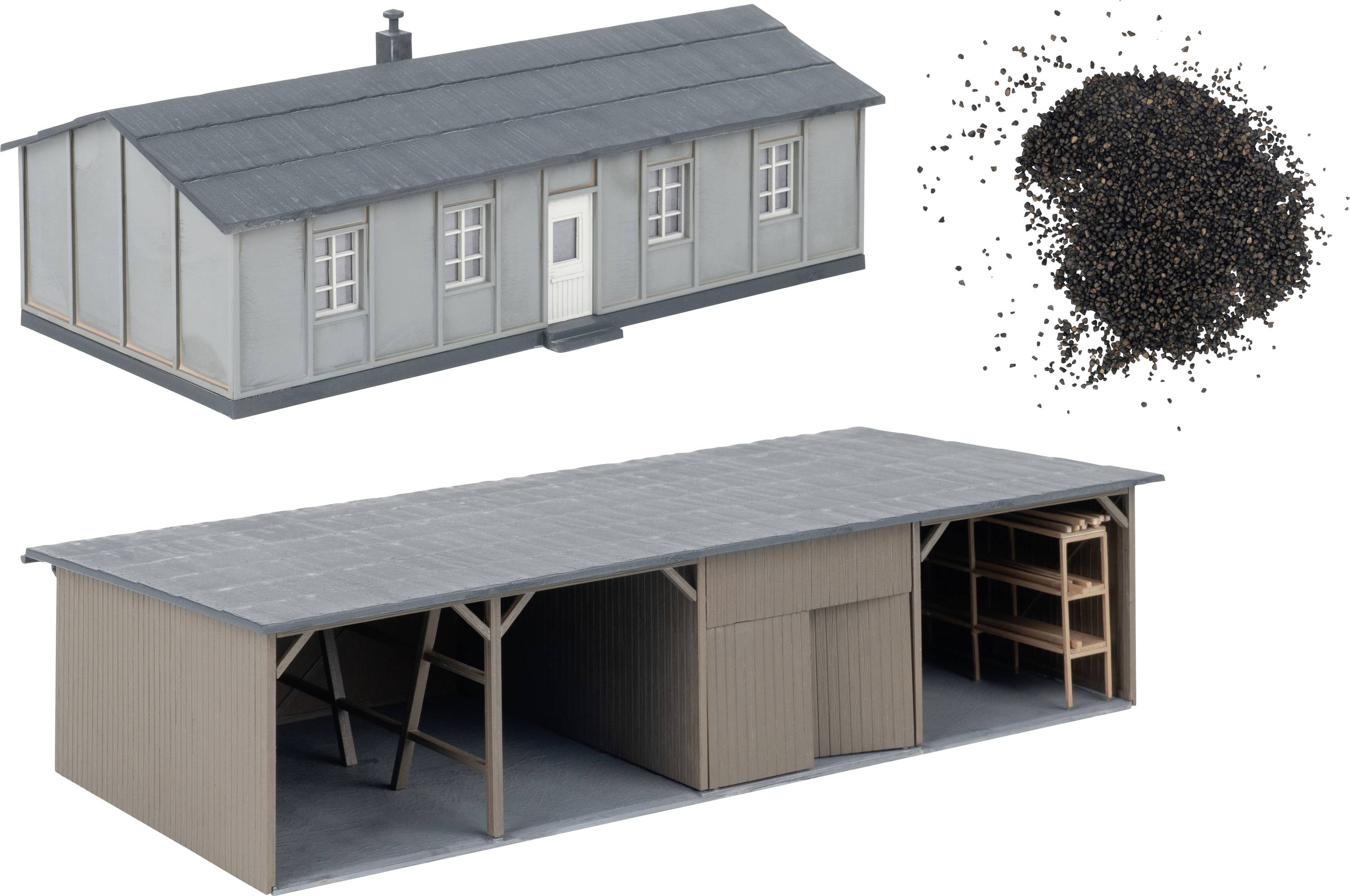 Deux modèles de bâtiments 3D présentés au-dessus et au-dessous, avec un tas de granules noirs en haut à droite ; le bâtiment inférieur est un hangar ouvert sur les côtés avec des étagères.
