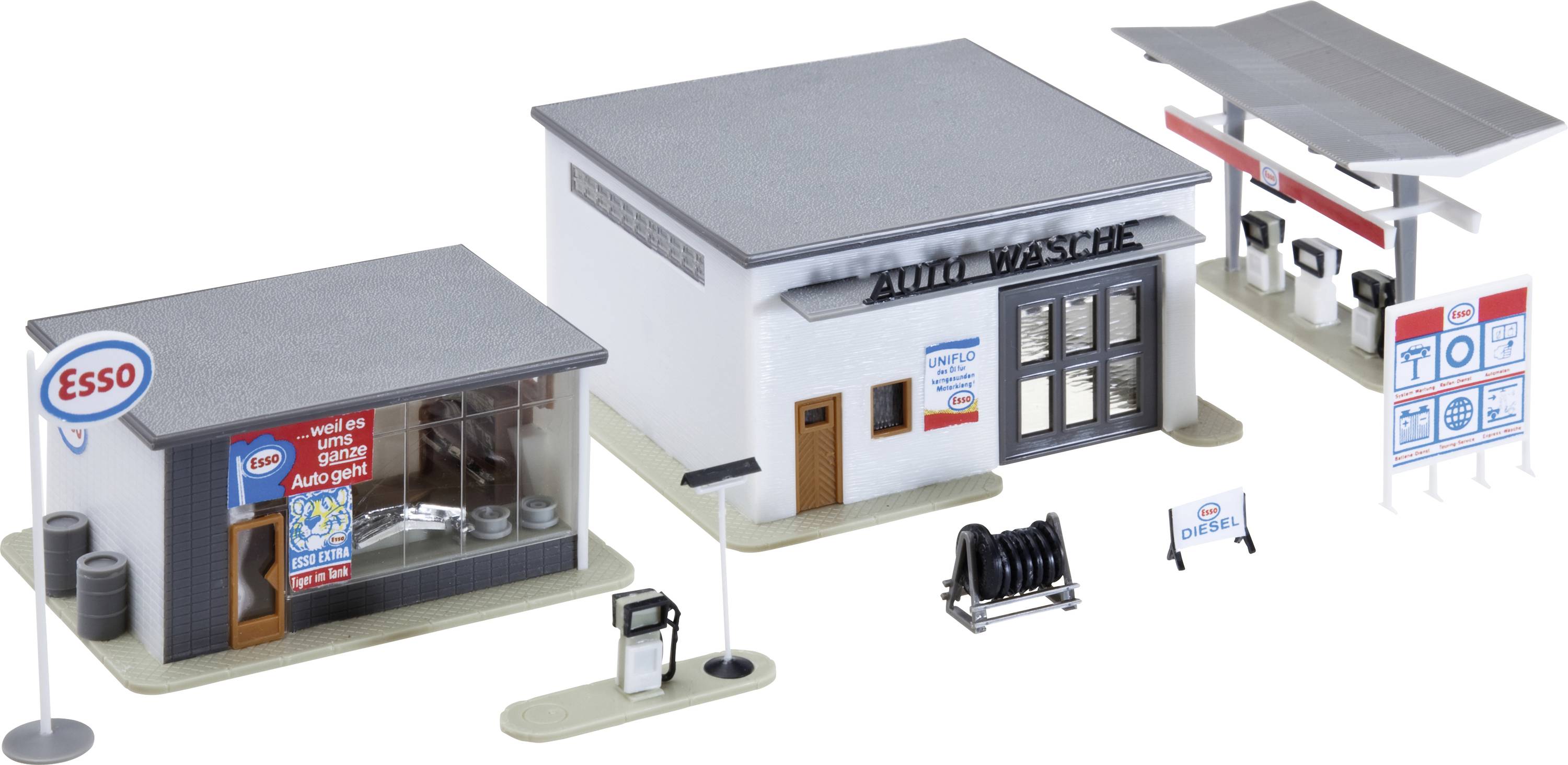 Maquette miniature d'une station-service Esso avec un garage de service, un bâtiment principal et un auvent de pompes à carburant, présentée sous la forme d'un diorama à l'échelle.