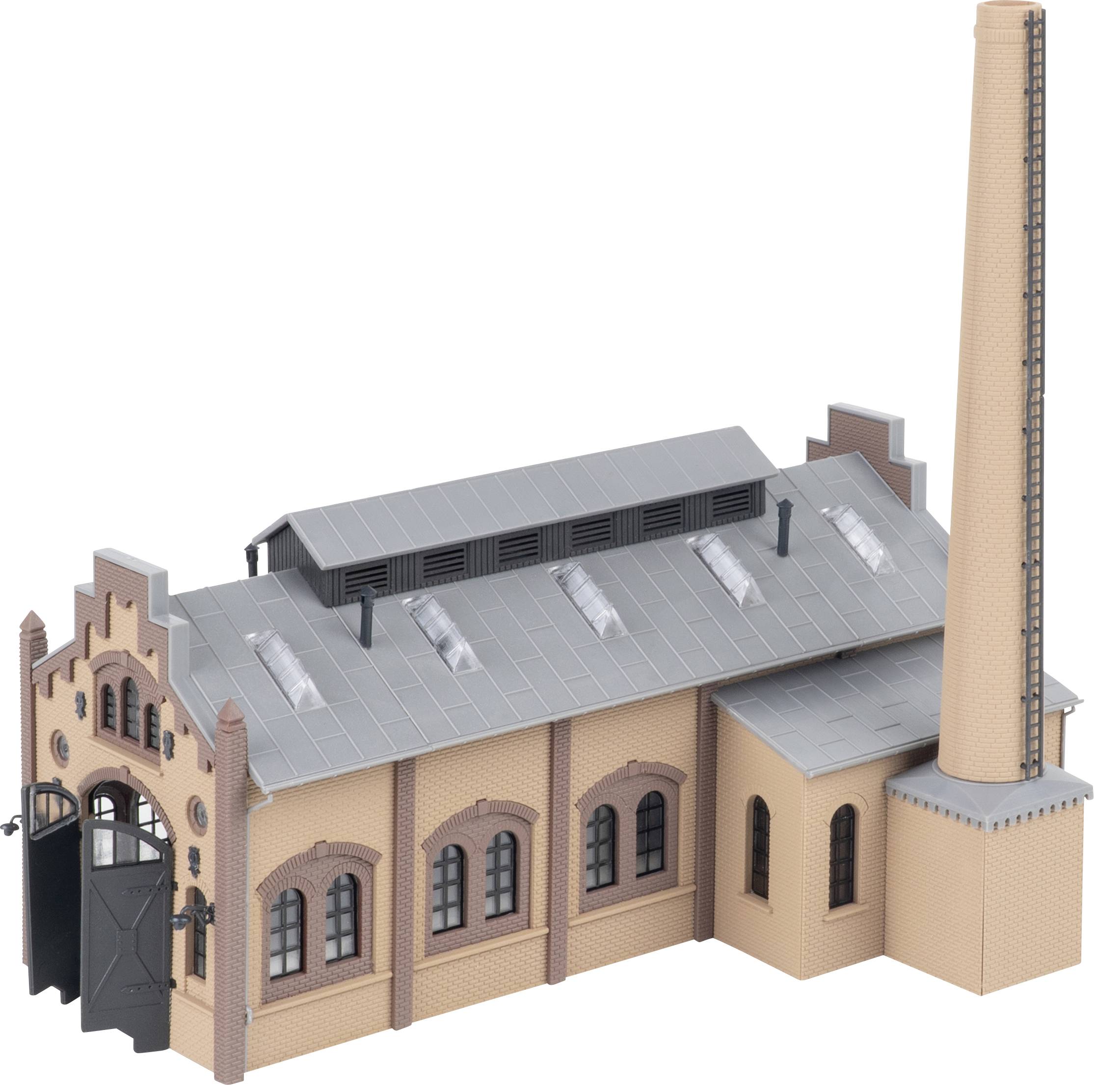 Modèle isolé d'un bâtiment industriel en brique avec une haute cheminée, des fenêtres en arc, et un toit en métal gris, présenté sur un fond blanc.