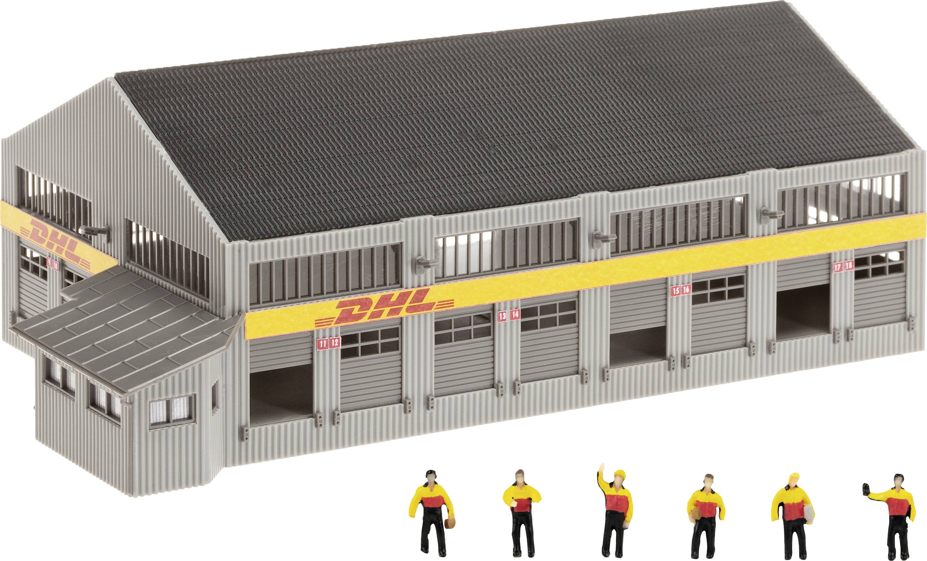 Modèle d'une plateforme de chargement d'entrepôt DHL avec six figurines de travailleurs devant, montrant la taille et l'échelle du bâtiment.