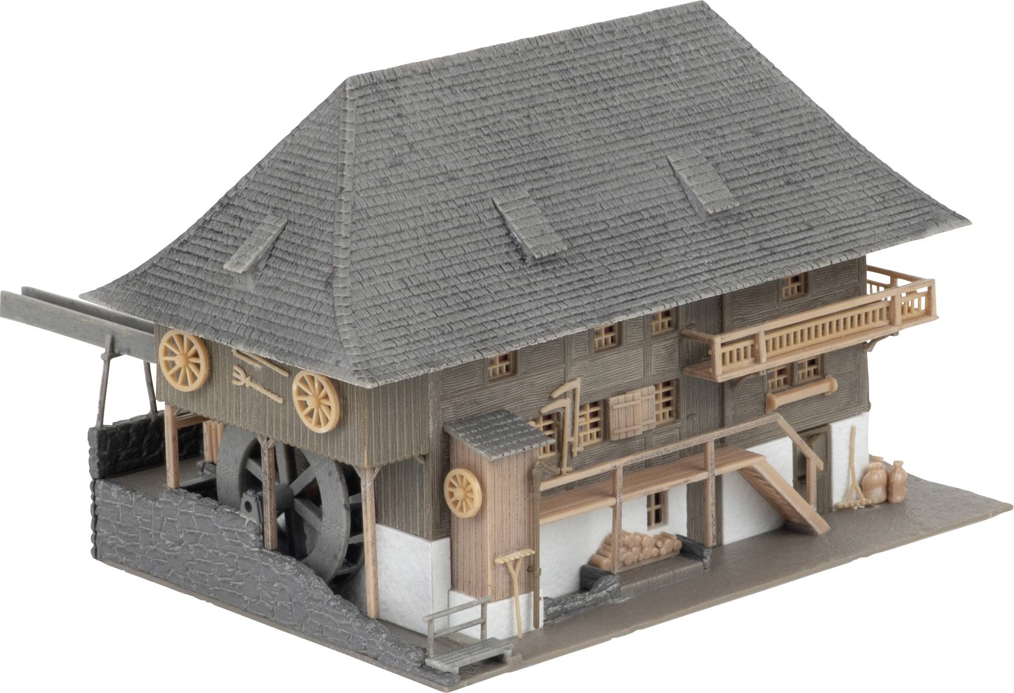 Maquette à l'échelle d'un bâtiment de moulin à eau traditionnel avec un grand toit incliné, un balcon en bois, une roue à eau et un canal d'écoulement sur le côté gauche.