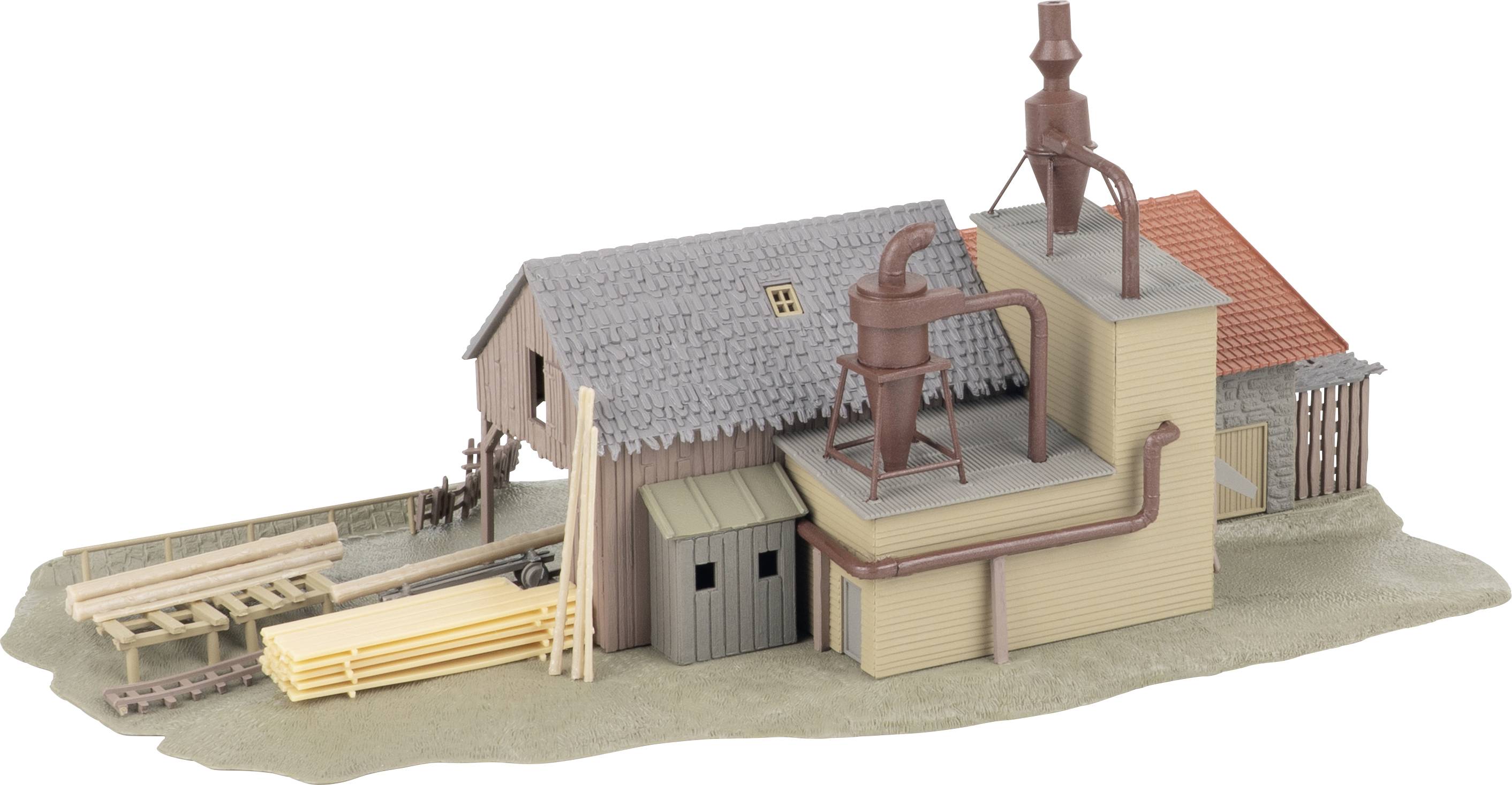 Maquette d'une usine de traitement industriel avec des bâtiments connectés, des conduits et de la machinerie de grande taille, présentée comme une maquette d'architecture à l'échelle.