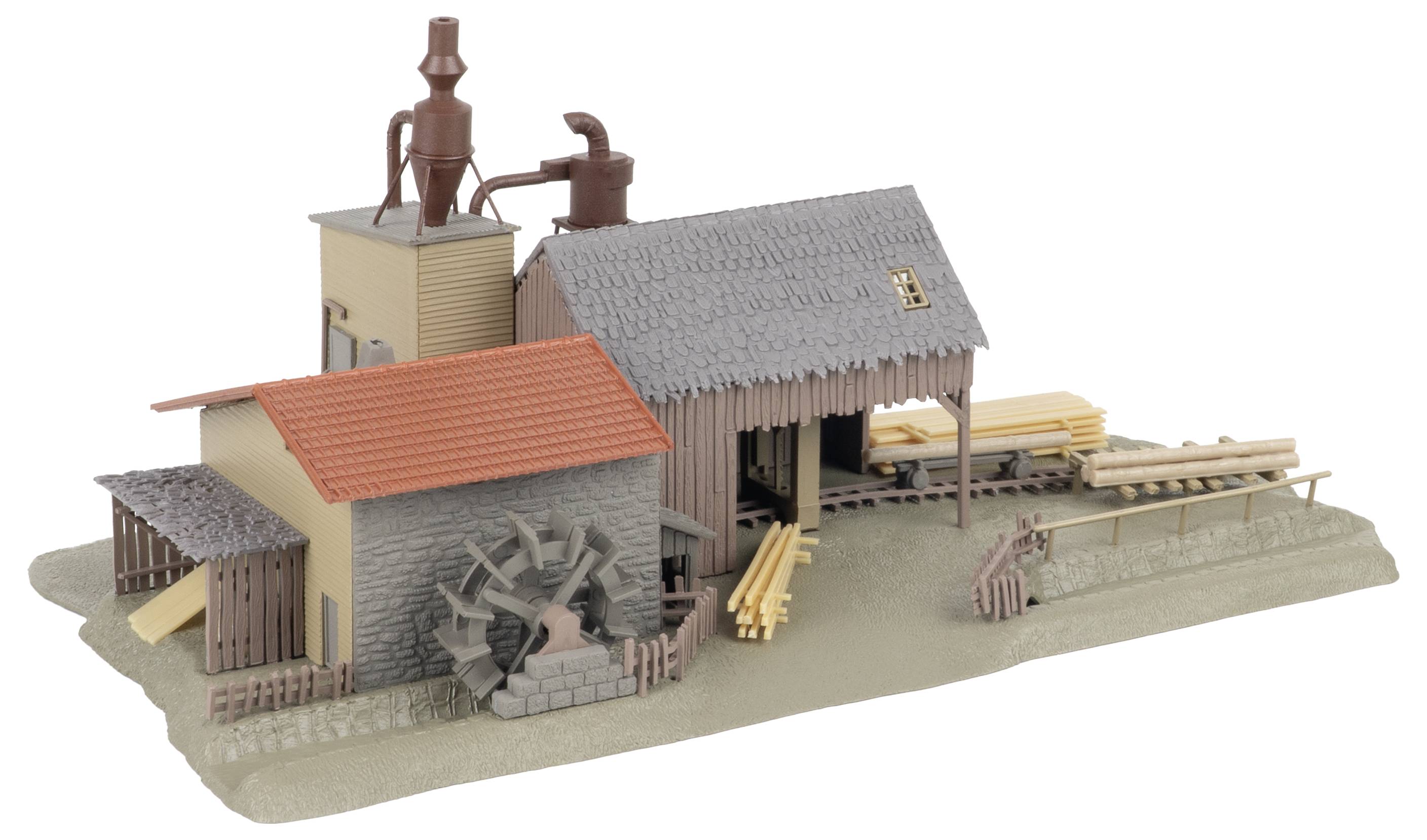 Maquette à l'échelle d'un bâtiment de meunerie industrielle avec hangars, cheminées, roue hydraulique et bois empilés sur une base