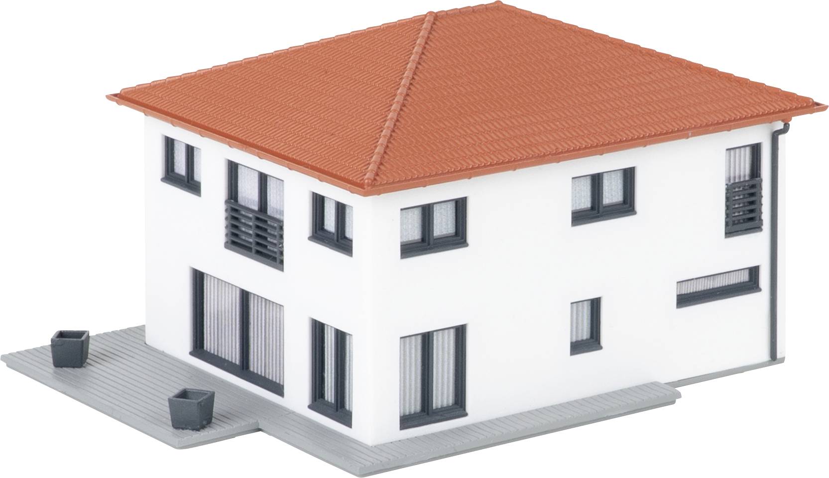 Maison modèle à deux étages de couleur blanche avec toit orange, base grise et petite zone de patio