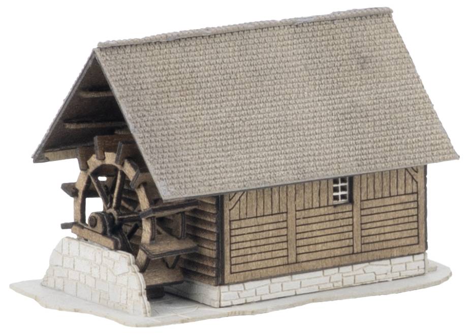 Un petit modèle de moulin à eau en bois avec un toit de bardeaux à pente raide et une roue à eau visible sur une base de pierre.