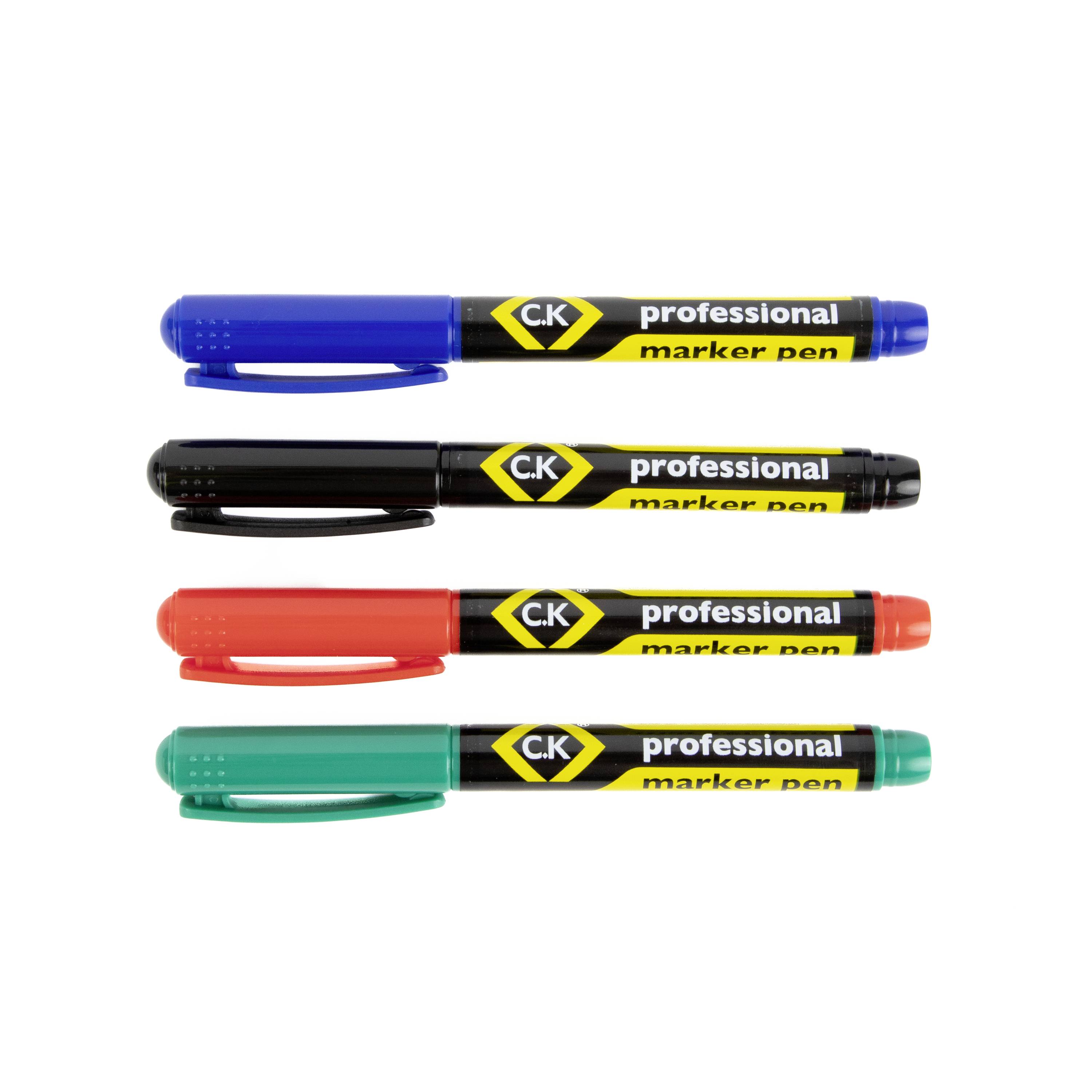 Quatre stylos marqueurs professionnels 'CK' en bleu, noir, rouge et vert sur fond blanc.