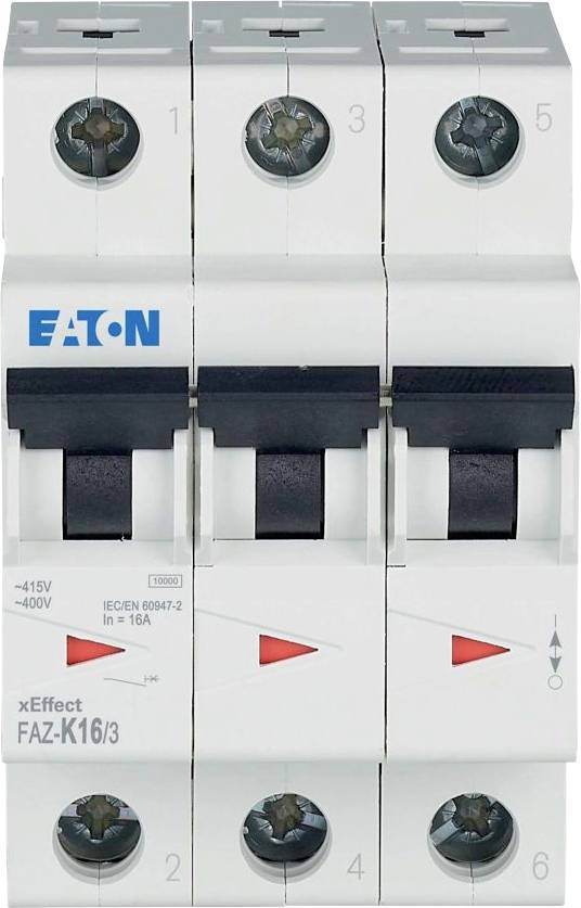 Photo d'un disjoncteur tripolaire blanc Eaton xEffect FAZ-K16/3 avec six vis de borne et des leviers de commutation noirs.