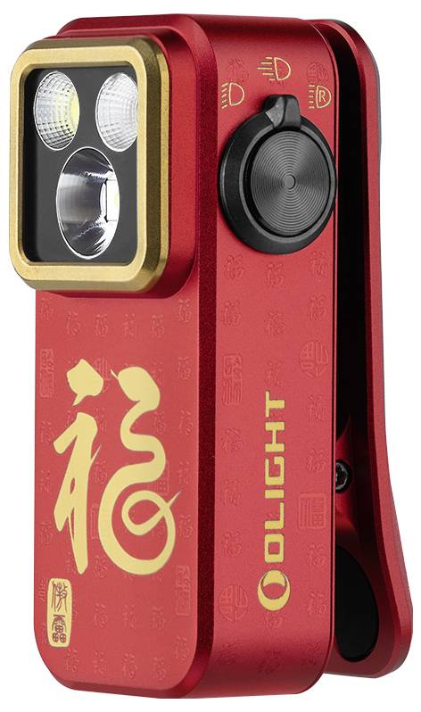 Lampe de poche Olight rouge avec face dorée et grand luminaire avant, présentée en gros plan avec le caractère chinois « 福 » et un commutateur latéral.