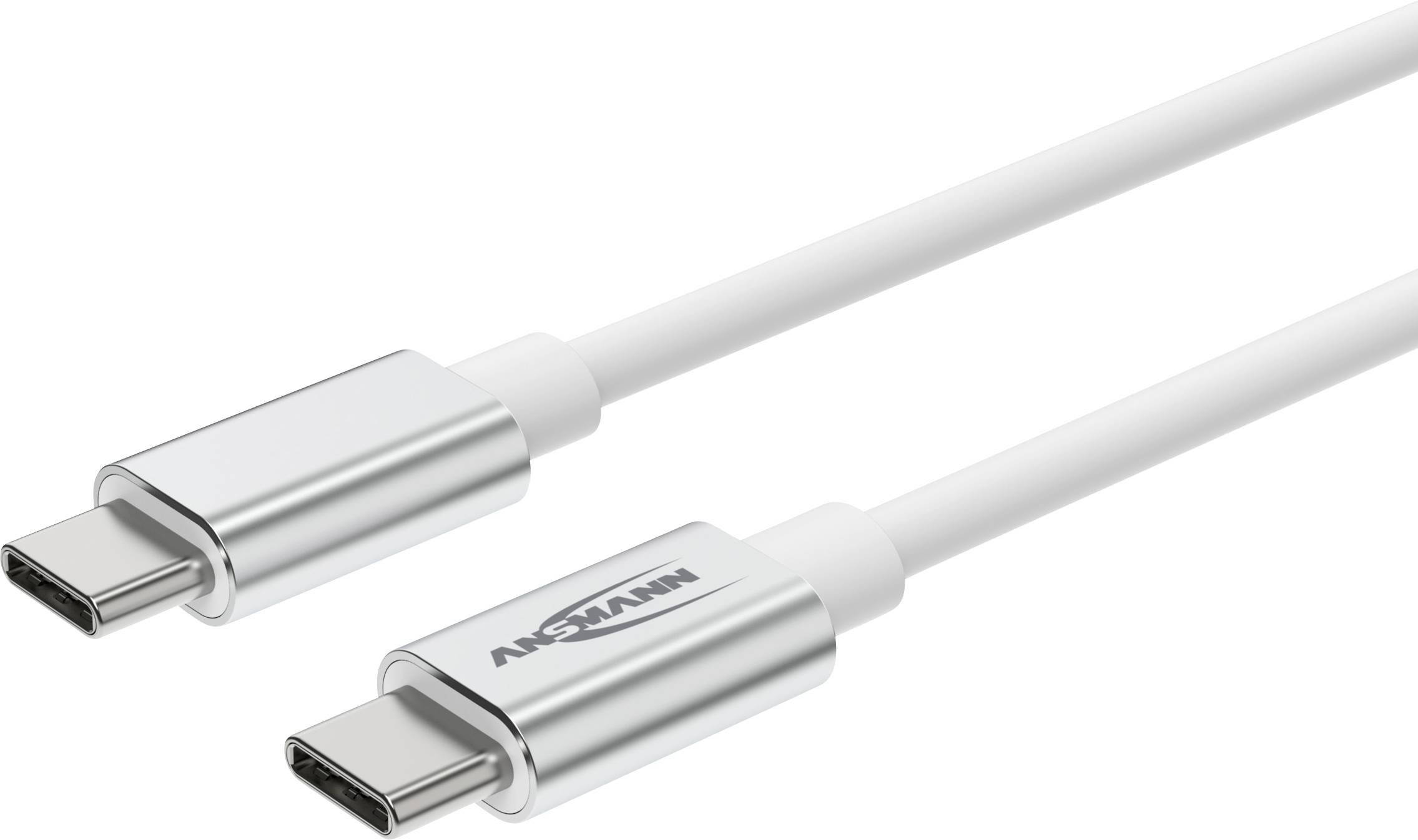 Gros plan de deux câbles de charge USB-C argentés avec des connecteurs métalliques et des cordons blancs sur un fond blanc uni.