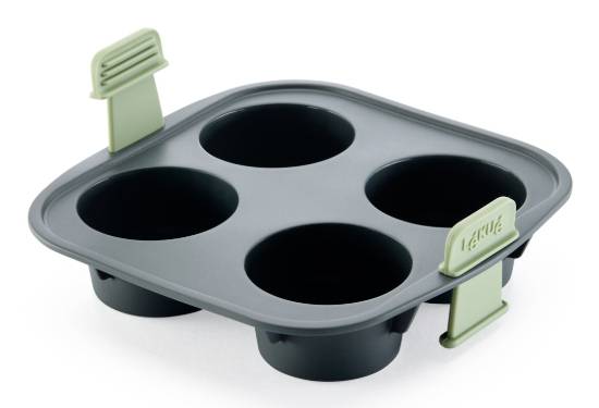 Moule à muffin en silicone avec quatre empreintes et languettes de préhension vertes, présenté sur un fond blanc.