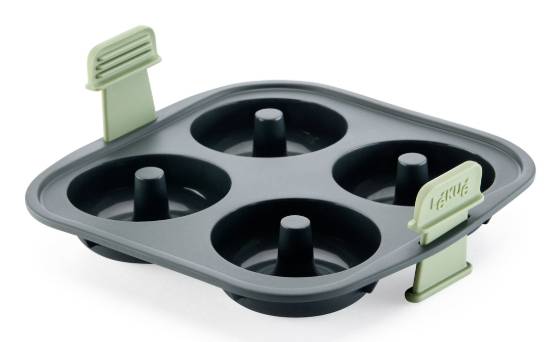 Moule à muffins en silicone gris foncé pour quatre tasses avec des poteaux centraux surélevés et des clips de verrouillage verts sur un fond blanc.
