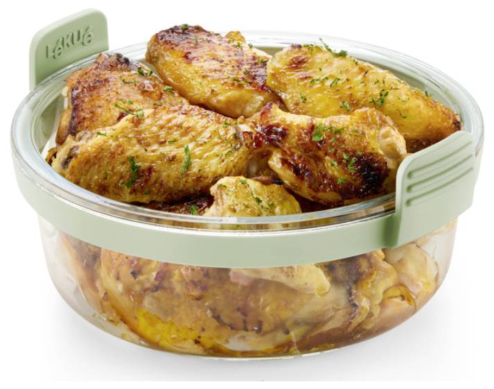 Bol de rangement en verre avec des poignées vert menthe, rempli de morceaux de poulet rôti assaisonnés.