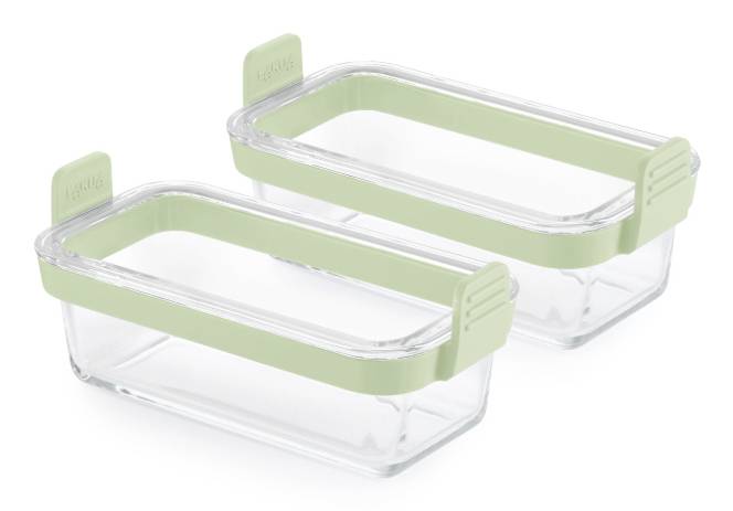 Deux récipients de rangement alimentaires rectangulaires transparents en verre avec des couvercles à encliquetage vert pâle, présentés sur un fond blanc.