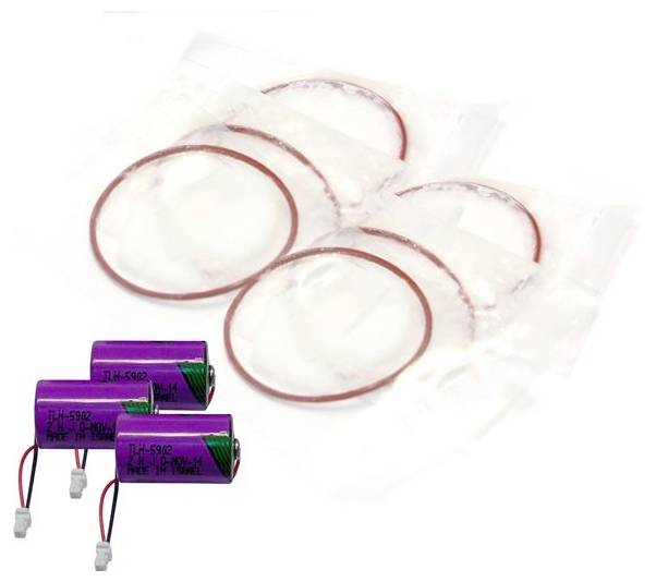 Trois batteries au lithium violettes et plusieurs anneaux ou coussinets adhésifs transparents sur un fond blanc.