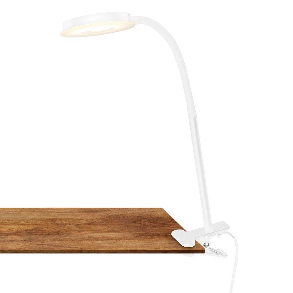 Lampe de bureau LED à pince blanche fixée au bord d'une table en bois, avec un col courbé et une tête lumineuse ronde.