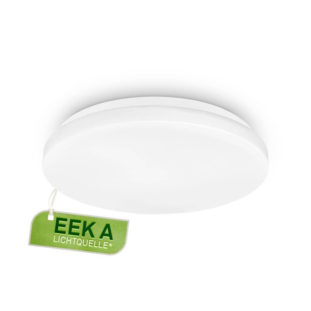 Plafonnier blanc rond avec une étiquette énergétique verte suspendue affichant « EEK A » et « LICHTQUELLE* » sur un fond blanc uni.