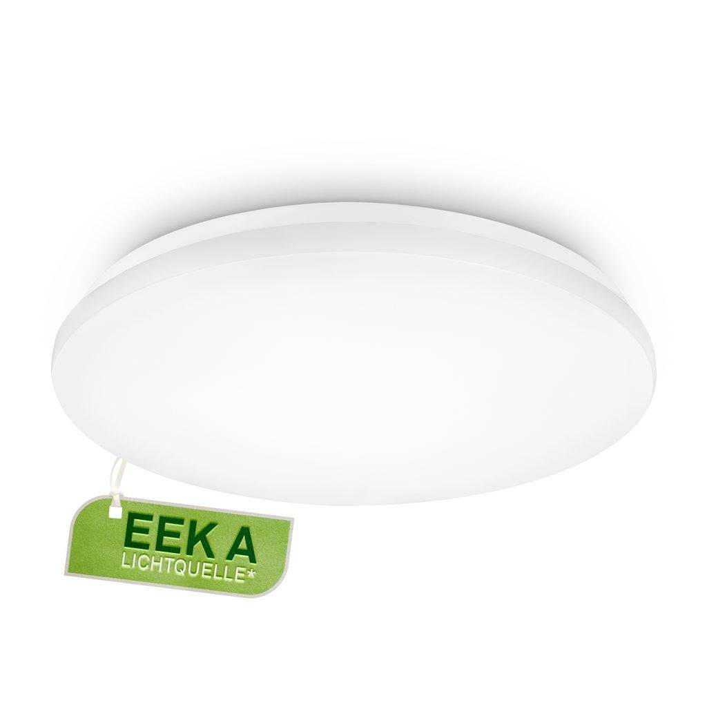 Luminaire de plafond rond blanc avec une étiquette verte suspendue lisant « EEK A LICHTQUELLE+ » indiquant l'efficacité énergétique.