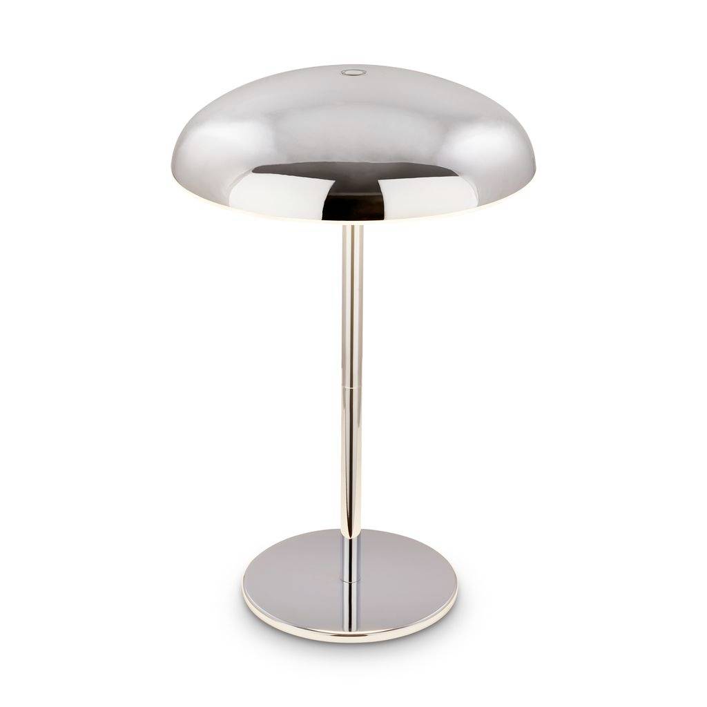 Lampe de table chromée moderne avec un abat-jour en forme de dôme et une base ronde sur fond blanc.