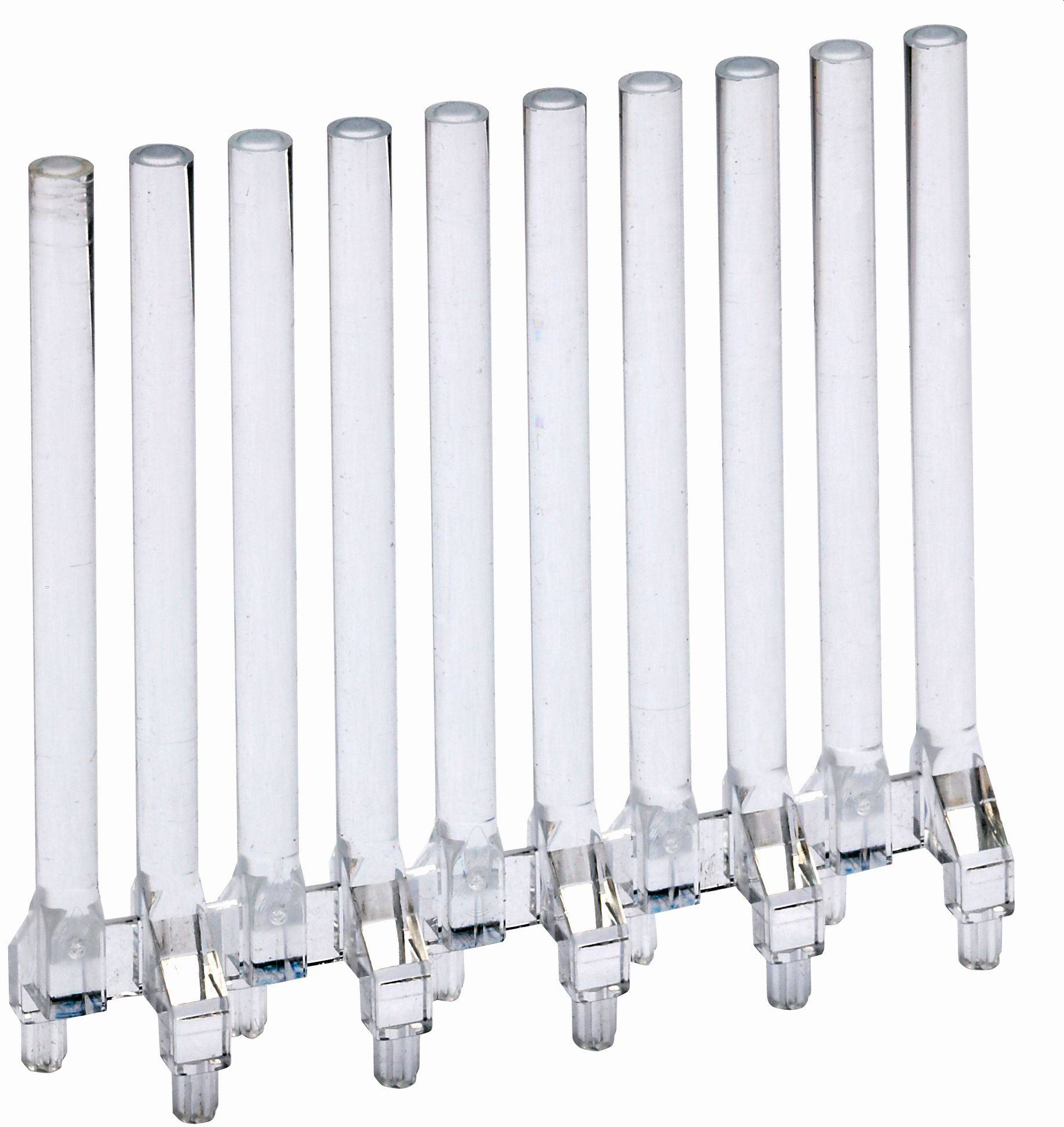 Neuf tubes en verre transparent disposés verticalement en rangée, chacun avec une petite base de connecteur, ressemblant à une variété de laboratoire ou à un distributeur de fluides.