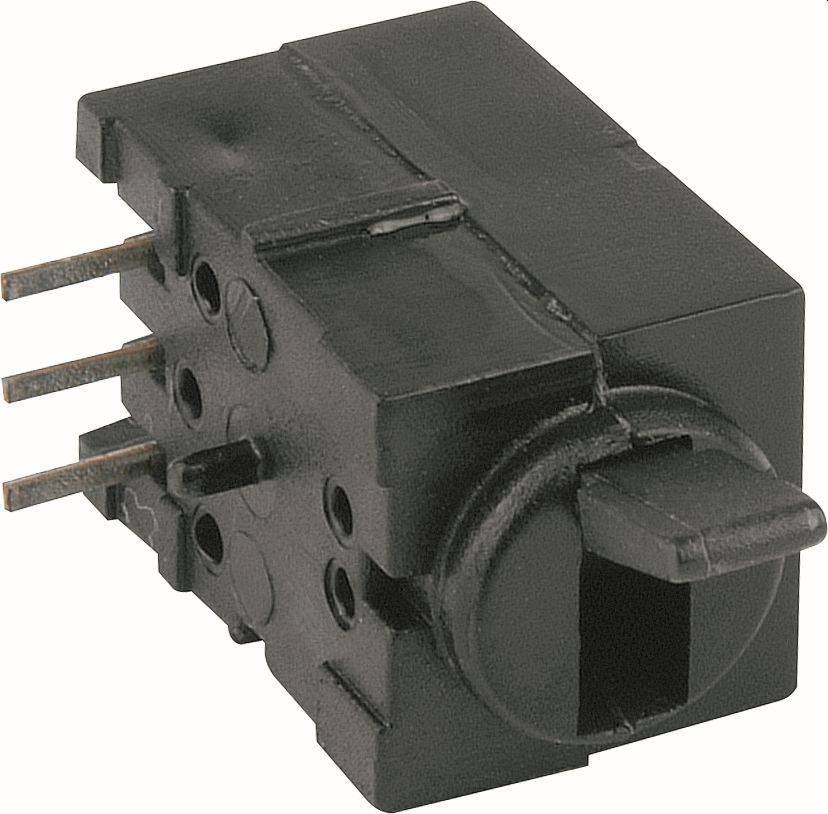Gros plan d'un connecteur jack électrique noir avec trois broches métalliques et une ouverture de prise rectangulaire, présenté sur un fond blanc.