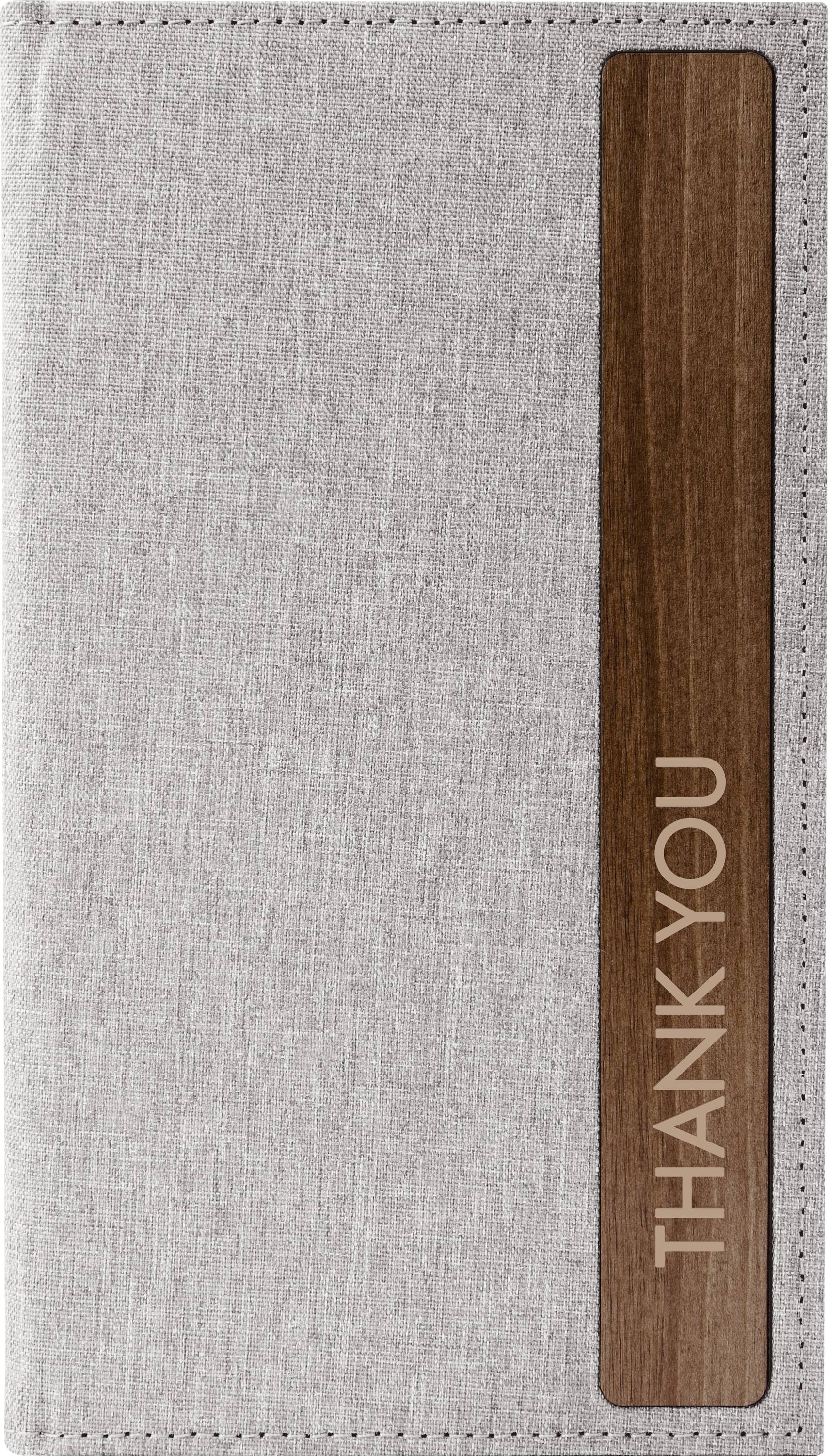 Couverture de carnet en lin gris texturé avec une bande de bois verticale en relief « MERCI »