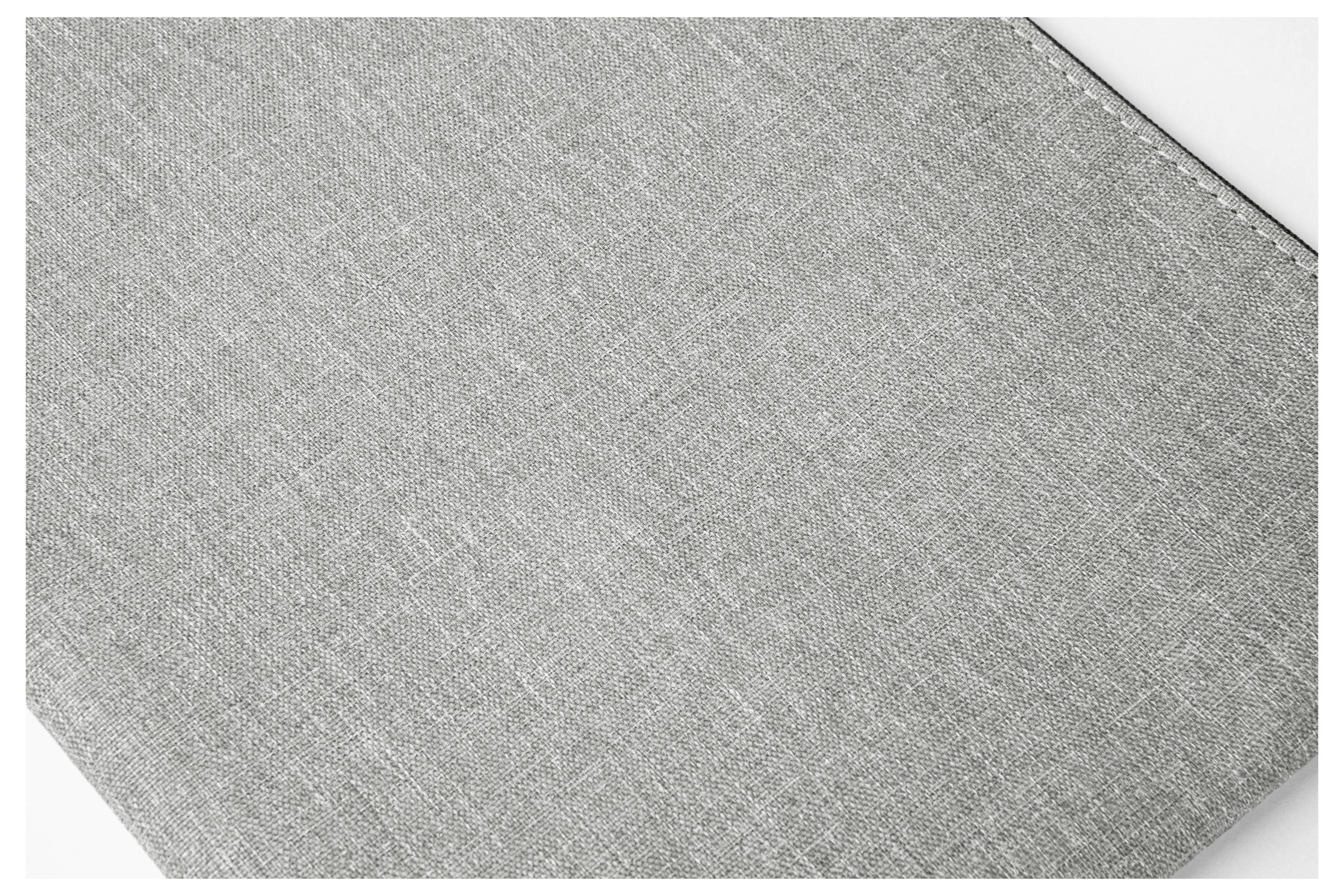 Gros plan d'un échantillon de tissu tissé gris clair avec un motif texturé subtil, présenté sur un fond blanc.