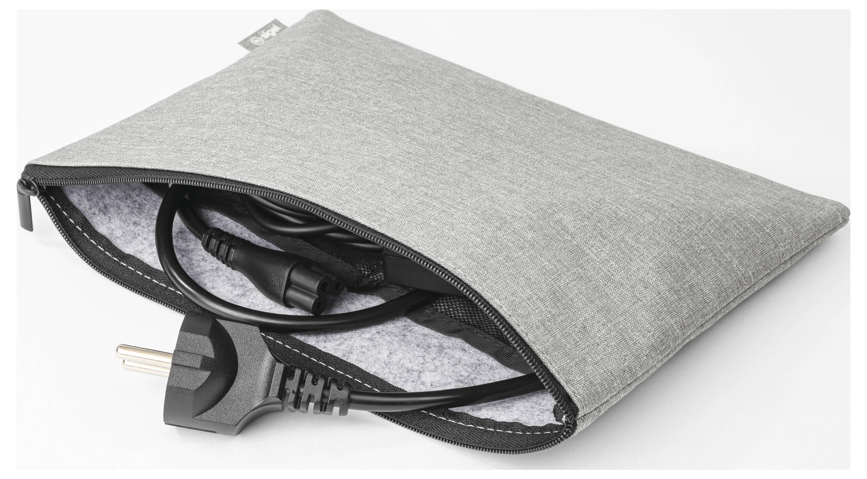 Pochette grise à fermeture éclair contenant un câble enroulé et une prise électrique noire sur fond blanc.