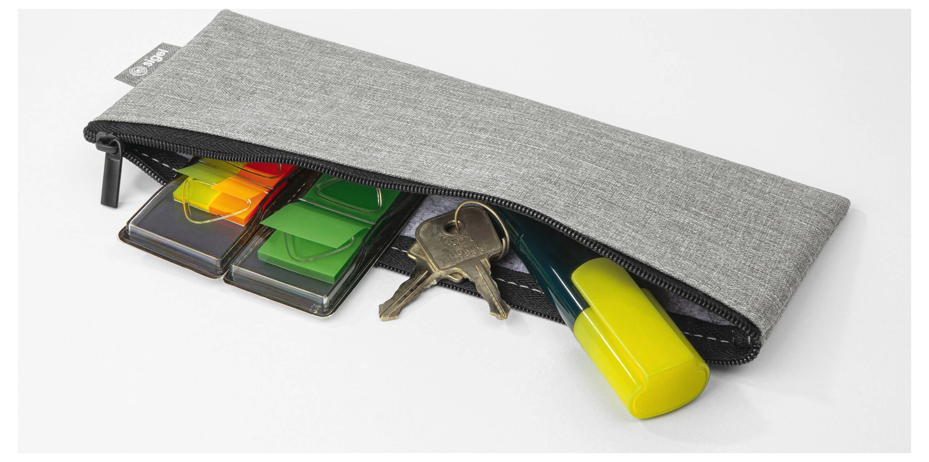Pochette grise avec fermeture éclair contenant des fournitures de bureau et des clés partiellement visibles, y compris des notes autocollantes colorées, un porte-clés et un marqueur jaune.