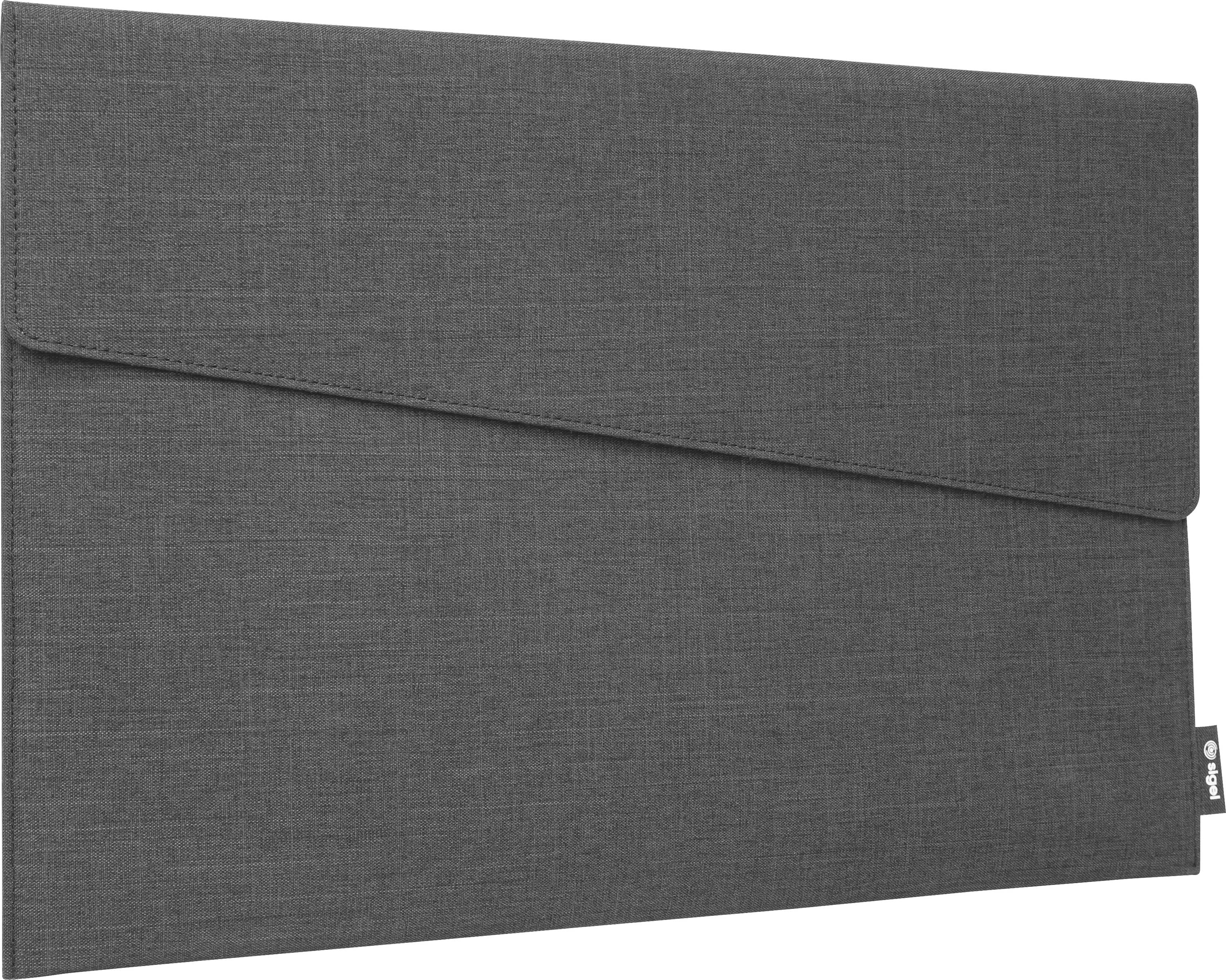 Housse pour ordinateur portable ou étui à documents en tissu gris avec fermeture à rabat et petite étiquette latérale sur fond blanc.