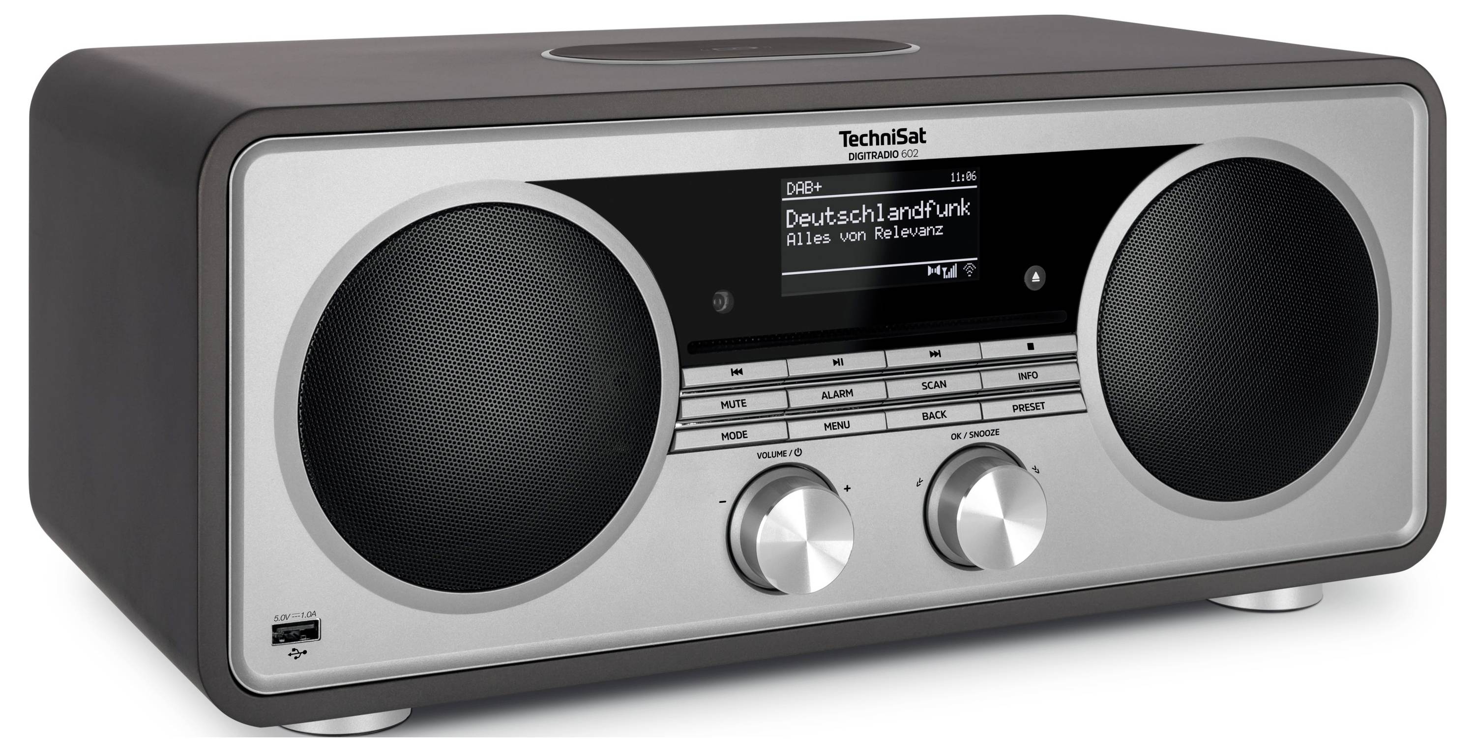 Poste de radio de table TechniSat argenté et noir avec deux grands haut-parleurs et un écran central affichant « Deutschlandfunk » et « Alles von Relevanz ».