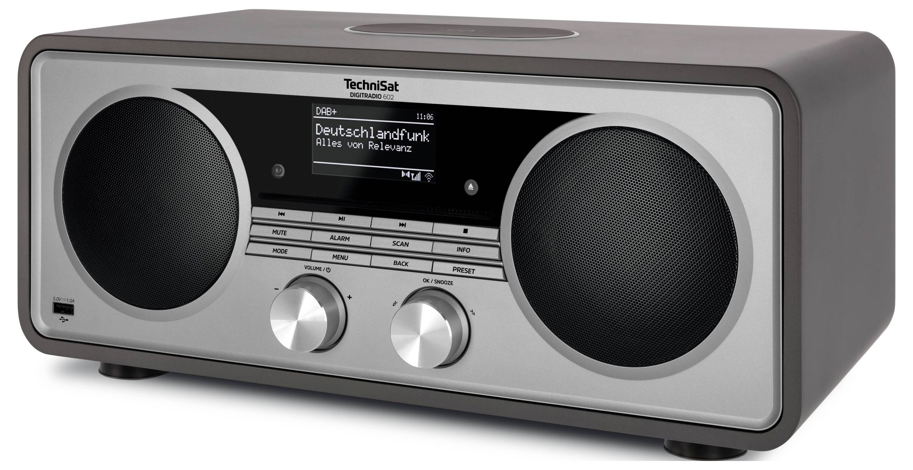 Radio de table Technisat argentée avec deux grands haut-parleurs, un écran central affichant « Deutschlandfunk » et deux boutons de contrôle.
