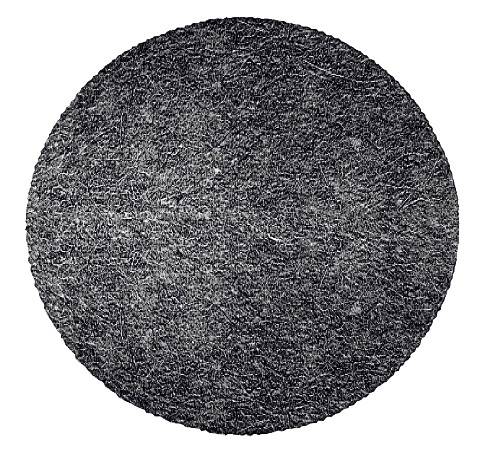 Surface circulaire sombre, à l'apparence structurée, probablement en textile ou en feutre.