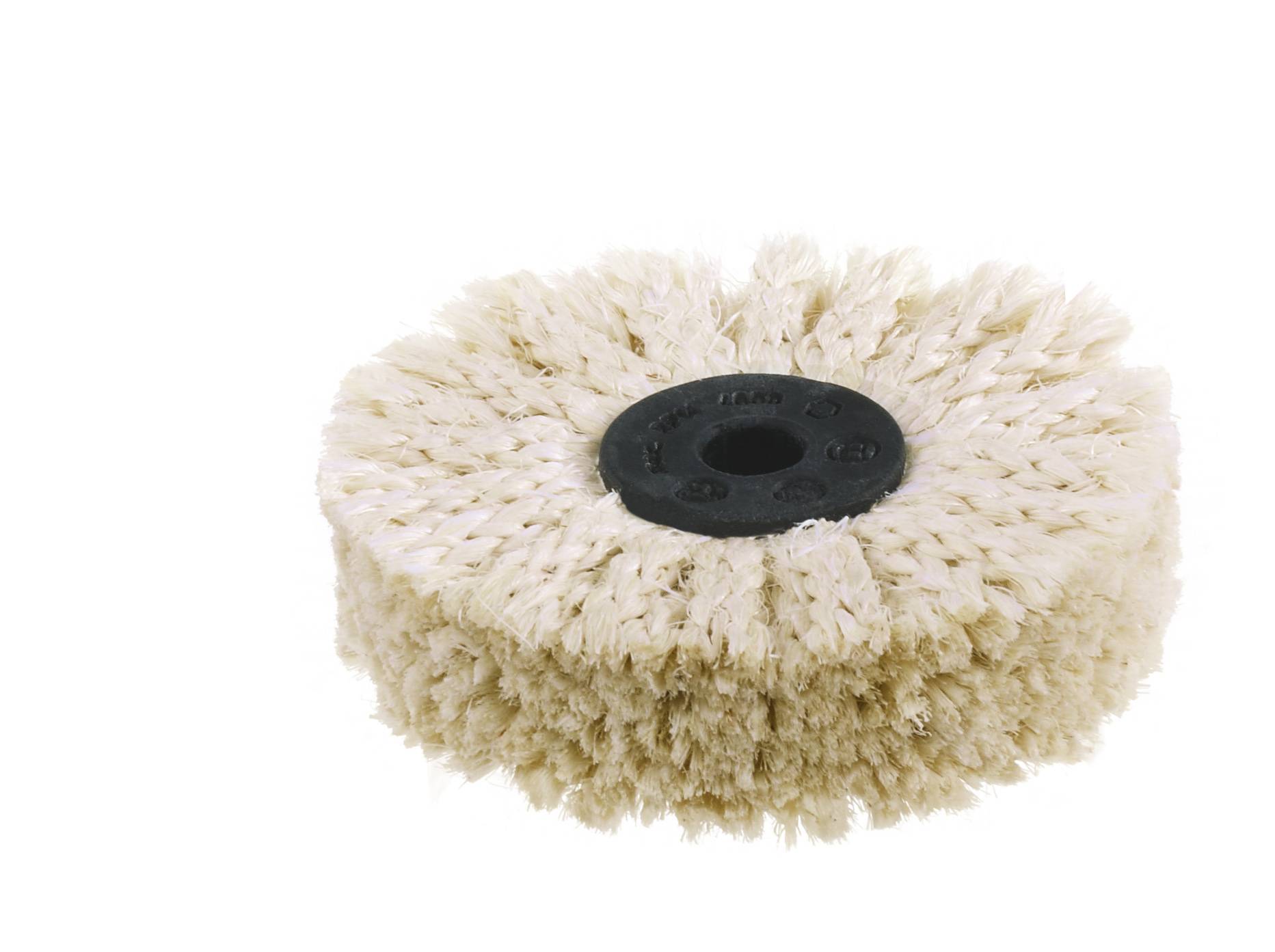 Une brosse de nettoyage ronde et épaisse avec des poils clairs et un centre en plastique noir.