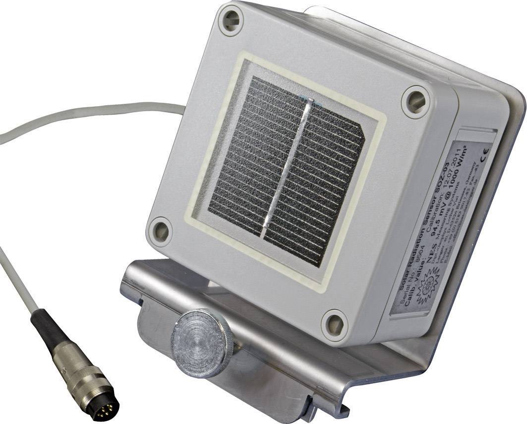 Un module solaire carré avec connexion de câble, monté sur un support métallique, destiné à être utilisé dans des installations techniques.