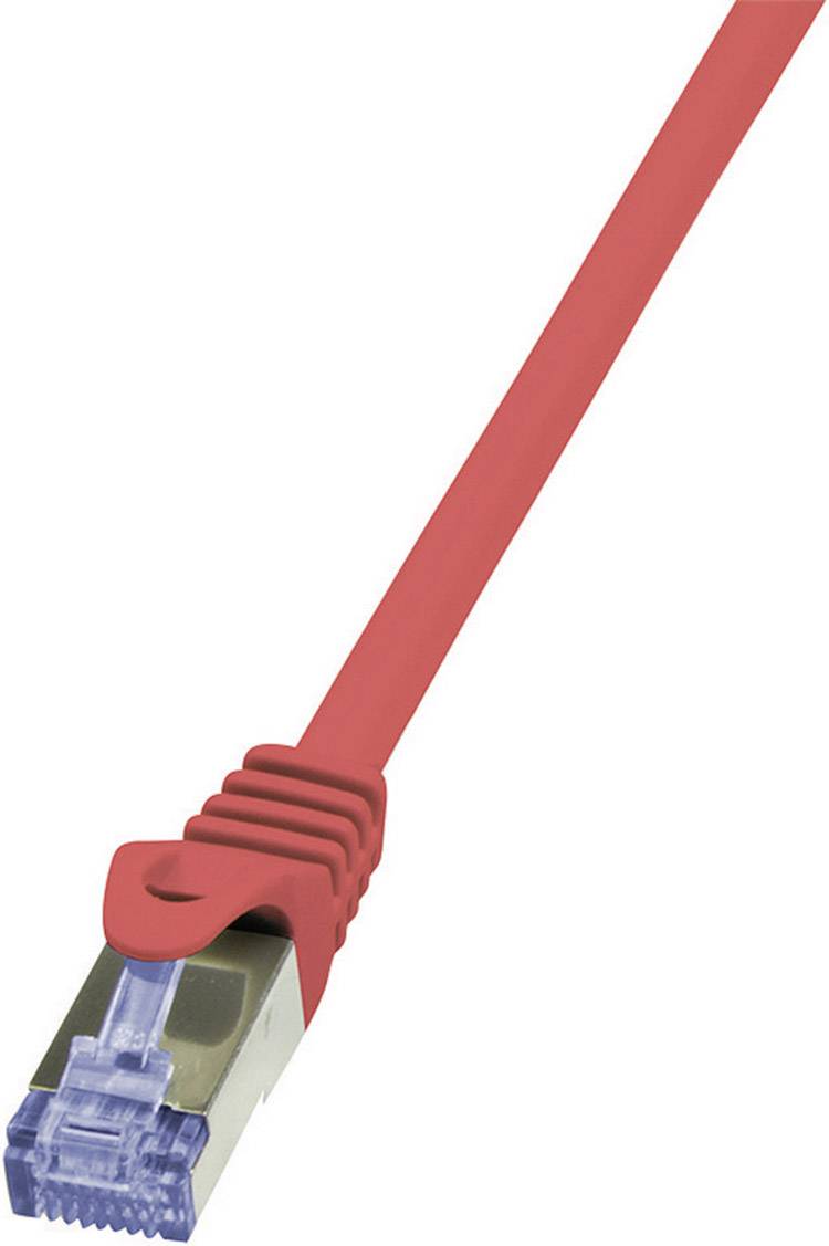 Un câble Ethernet rouge avec des connecteurs métalliques, prêt à être branché pour des connexions réseau.