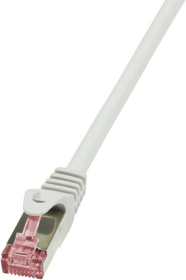 Un câble Ethernet blanc avec un connecteur rouge isolé sur un fond blanc.