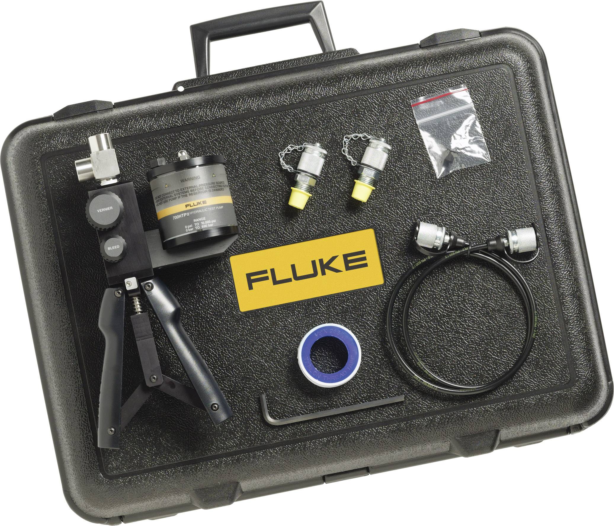 Une valise noire contenant des outils pour instruments de mesure. Inclus : un appareil avec poignées, un appareil rond, deux adaptateurs, un câble, du ruban adhésif et un logo jaune 'Fluke'.