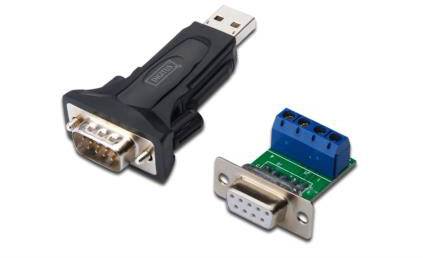 Adaptateur USB vers RS232 : Un adaptateur USB noir à côté d'une platine de connexion RS232 avec bornes à vis, pour des connexions série.