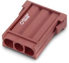 Pince en plastique rouge avec trois emplacements et une inscription reconnaissable, posée sur une surface claire.