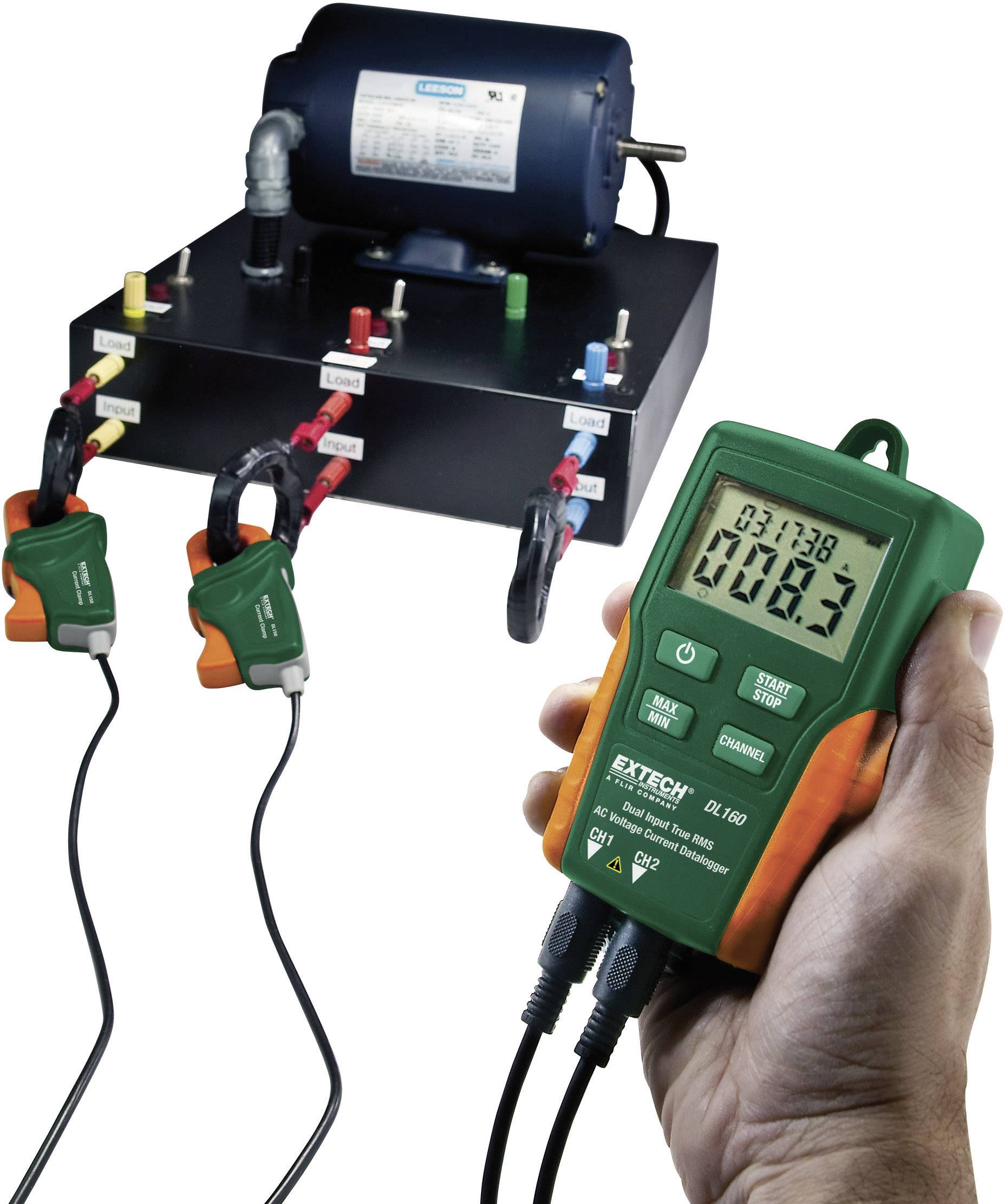 Une main tient un multimètre numérique connecté à un appareil électrique. Il mesure et affiche le courant électrique.