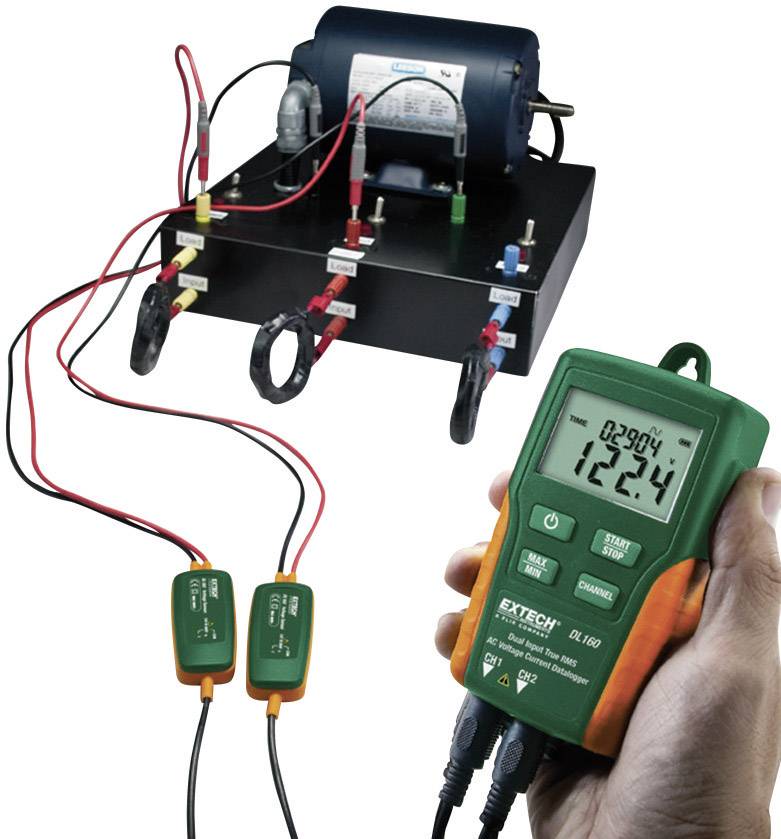 Une personne tient un appareil de mesure numérique connecté à des capteurs afin de vérifier le flux électrique dans un moteur électrique.