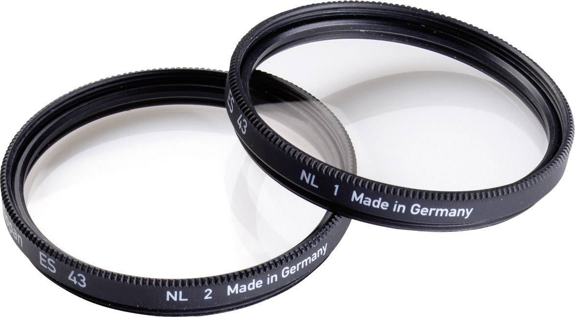 Deux filtres d'objectif de caméra portant l'inscription 'Made in Germany'. L'un est transparent, l'autre a une légère teinte.