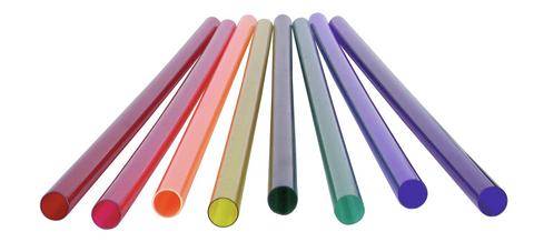 Huit bâtons d'acrylique colorés de différentes couleurs sont posés côte à côte.