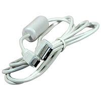 Un câble USB blanc avec deux connecteurs, un USB standard et un Mini-USB. Il est enroulé, avec un noyau de ferrite cylindrique.